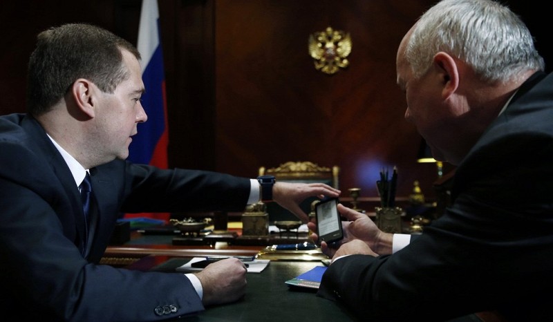 Дмитрий Медведев не будет отказываться от iPhone и iPad