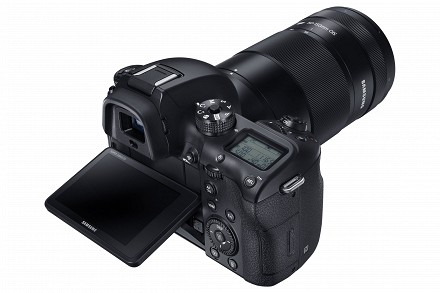 Samsung представила продвинутую беззеркальную смарт-камеру NX1