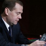 Дмитрию Медведеву YotaPhone подарили, Николай Никифоров его купит