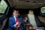 Дмитрий Медведев не будет отказываться от iPhone и iPad