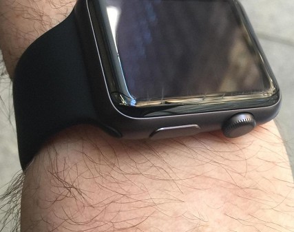 Первые Apple Watch: царапины и разбитые экраны