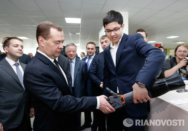 Медведеву показали браслет для сна и пообещали квантовый компьютер