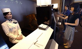 Видео: в Японии открылся отель с сотрудниками-роботами