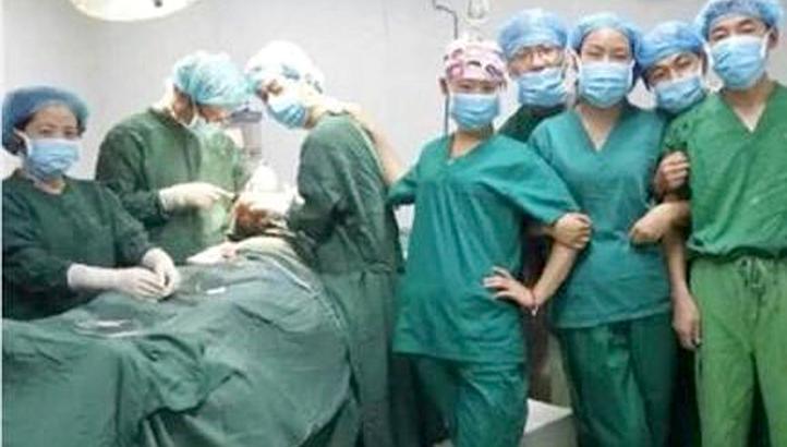 Скандал: несколько врачей уволены за сэлфи во время операции
