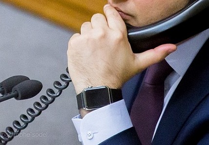 Президент Украины стал владельцем Apple Watch