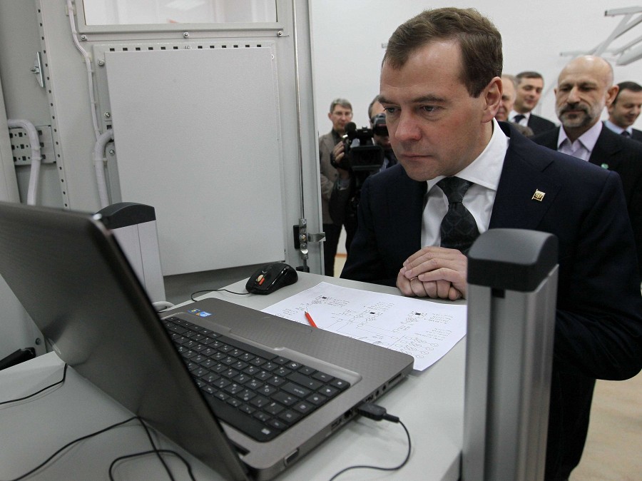Медведев постановил обучить пенсионеров пользоваться компьютерами