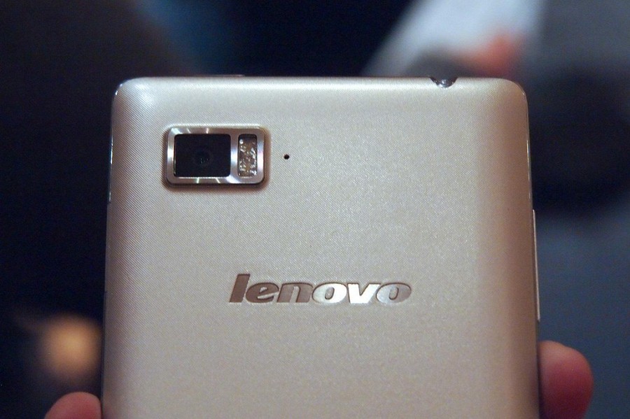 Lenovo впервые продает больше смартфонов, чем ПК