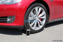 Прототип iPhone 6 против самого мощного электрокара Tesla Model S (фото)