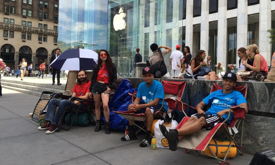 Люди уже стоят в очереди за iPhone 6