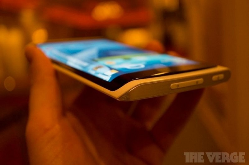Samsung GALAXY Note Edge — смартфон с необычным дисплеем
