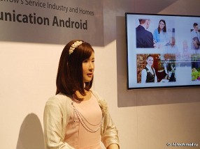 Toshiba на CES 2015: девушка-робот и очки с проектором