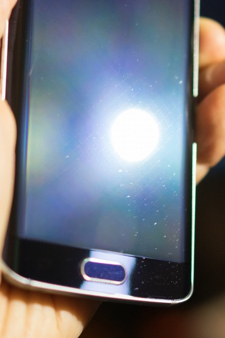 Фирменные аксессуары Samsung царапают экраны флагманов