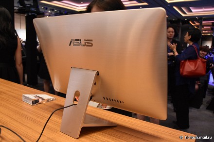 ASUS на Computex 2015: смартфон для селфи и планшет для модников