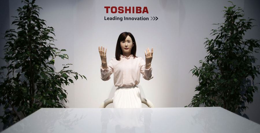 Toshiba создала женщину-андроида и «умные» очки