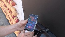 Nokia Lumia 930 зарядили при помощи яблок и картофеля