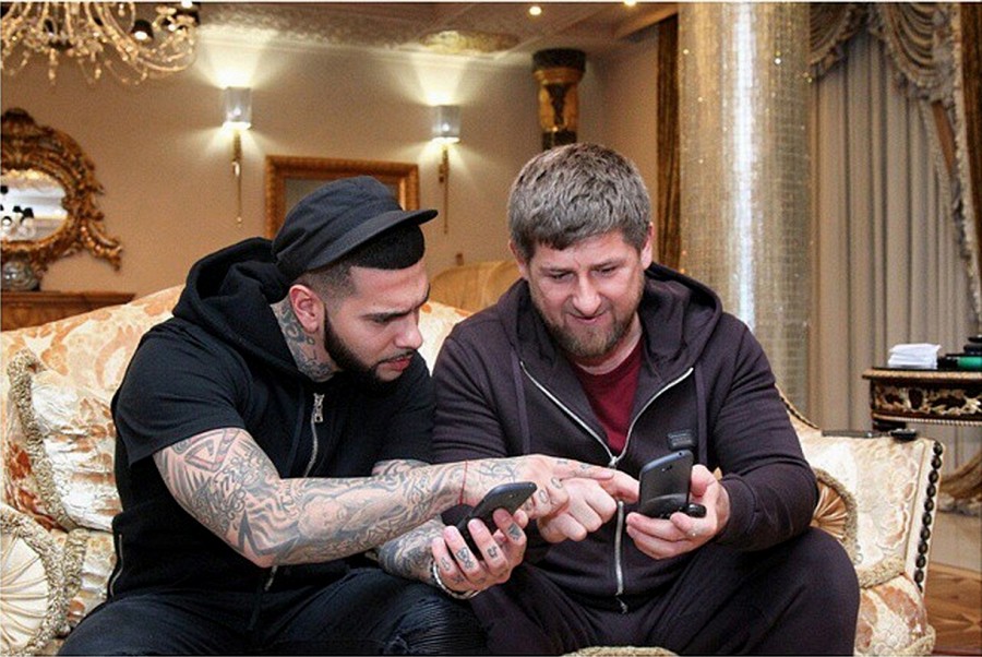 Рамзан Кадыров и Тимати перешли с iPhone на российский YotaPhone 2