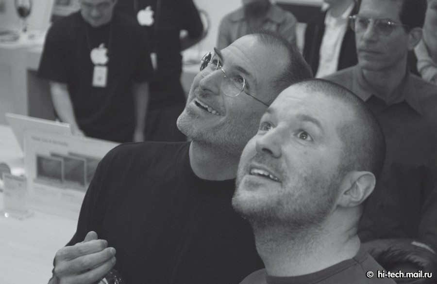 Когда Стив Джобс вернулся в Apple в 1997 году, у них с Джони Айвом почти сразу сложился творческий тандем. Оба восхищались и радовались хорошей продукции и дизайну.