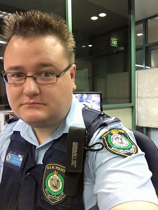 Полицейский посадил iPhone за решетку