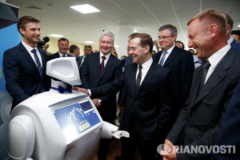 Медведеву показали браслет для сна и пообещали квантовый компьютер