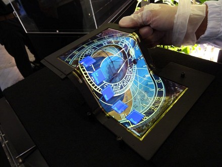 Представлен сенсорный OLED-дисплей, который можно дважды согнуть
