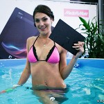 Счастливчики выловили планшеты Sony Xperia Tablet Z из бассейна