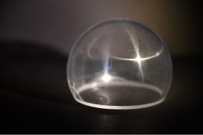 Американские ученые создали пуленепробиваемое стекло из глины
