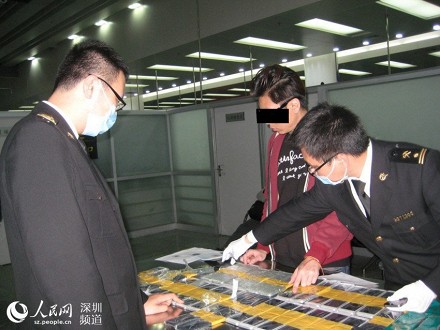 Житель Гонконга задержан при попытке пронести через границу партию iPhone на своем теле