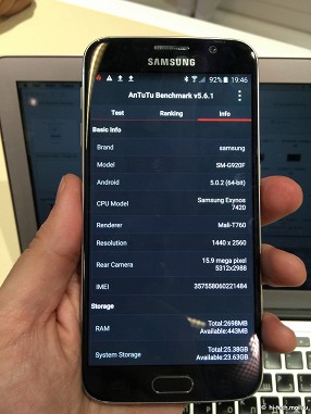 Samsung GALAXY S6 edge на MWC 2105: топовый смартфон с необычным экраном