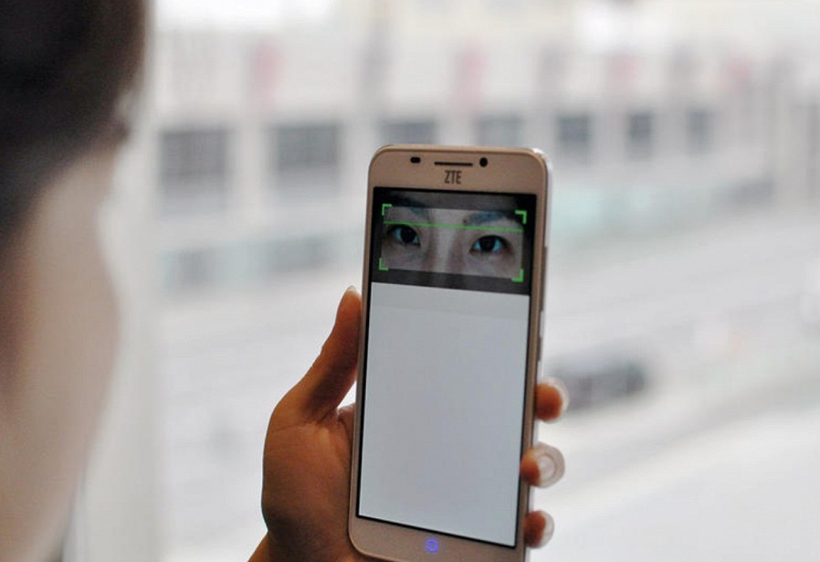 Смартфон, который умеет сканировать глазное яблоко